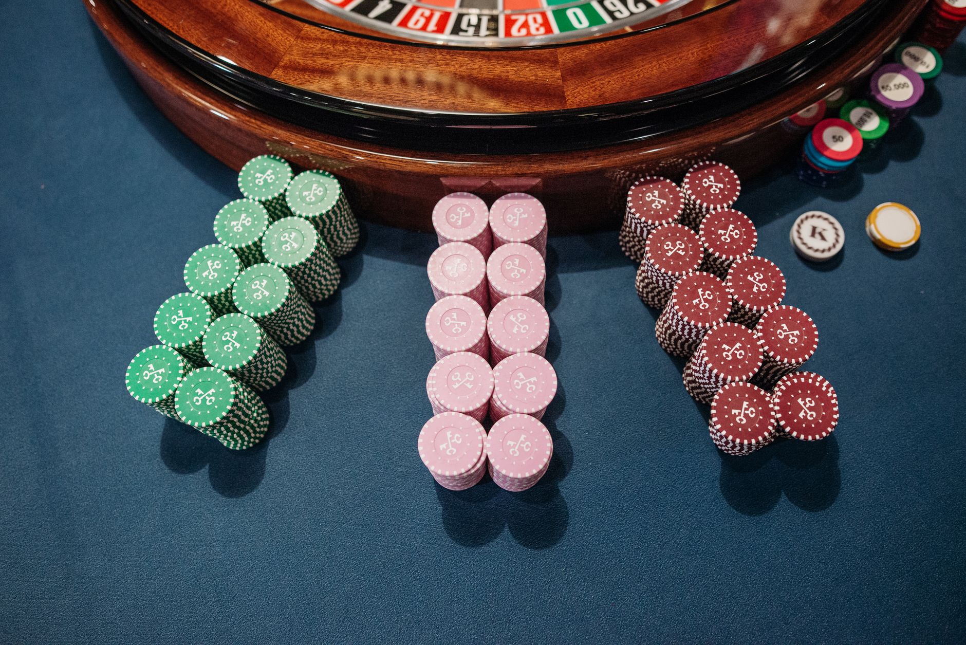 Tavolo con carte e chip per ricordare il gioco responsabile